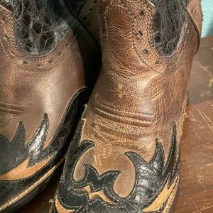 Women’s Ariat cowgirl boots. Brown/Black